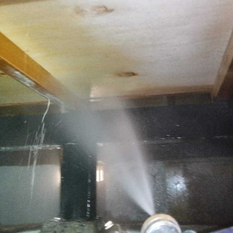 床下木材に防蟻剤を散布