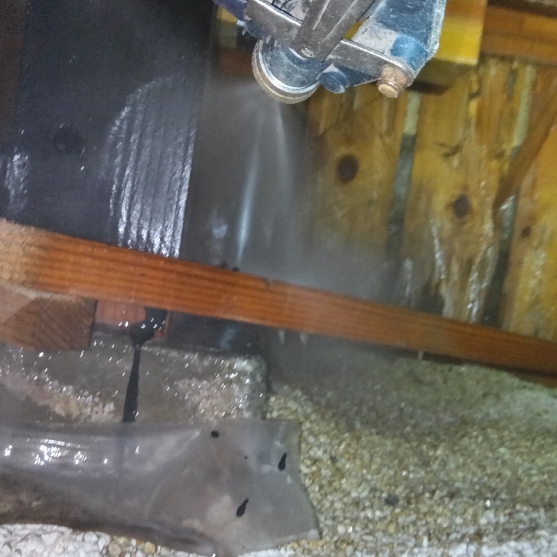 床下木材に防蟻剤を吹き付ける様子