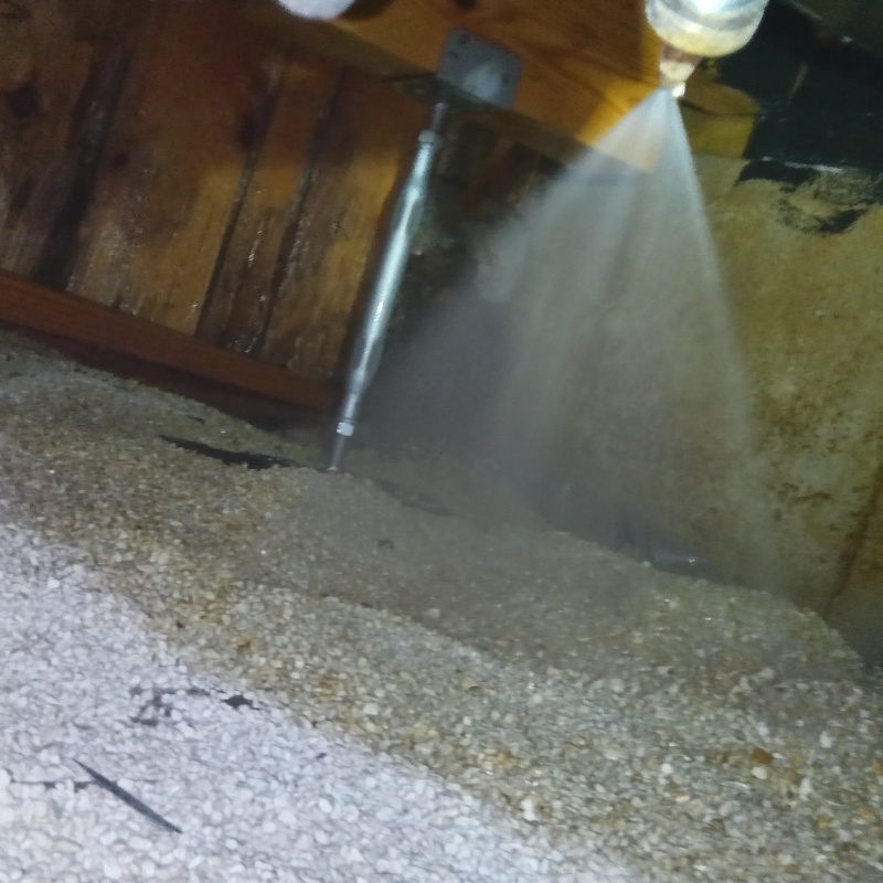 地面に防蟻剤を散布