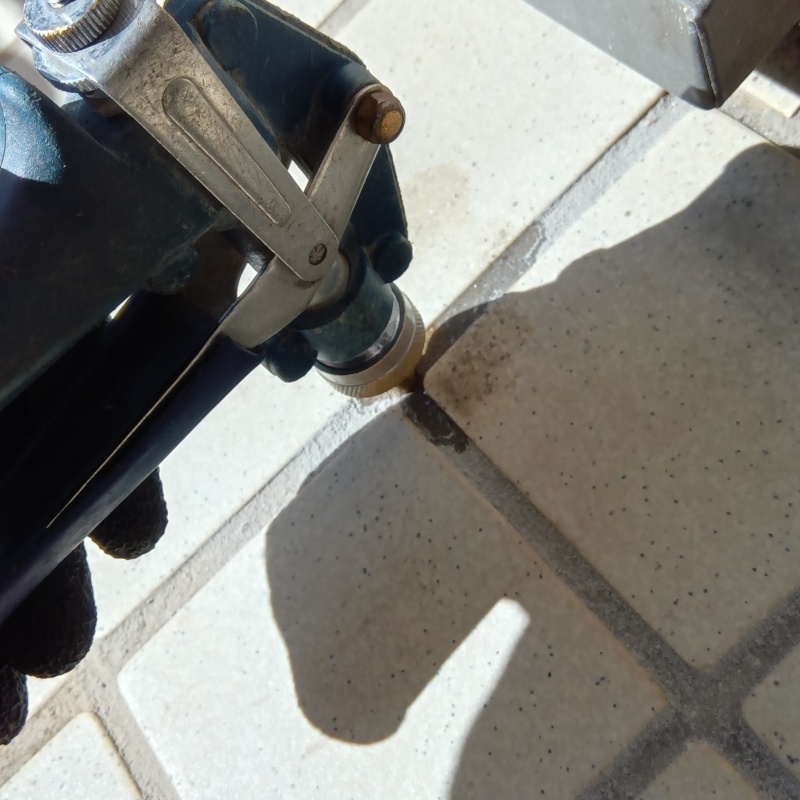 玄関床の目地に穴を開けて防蟻剤を注入