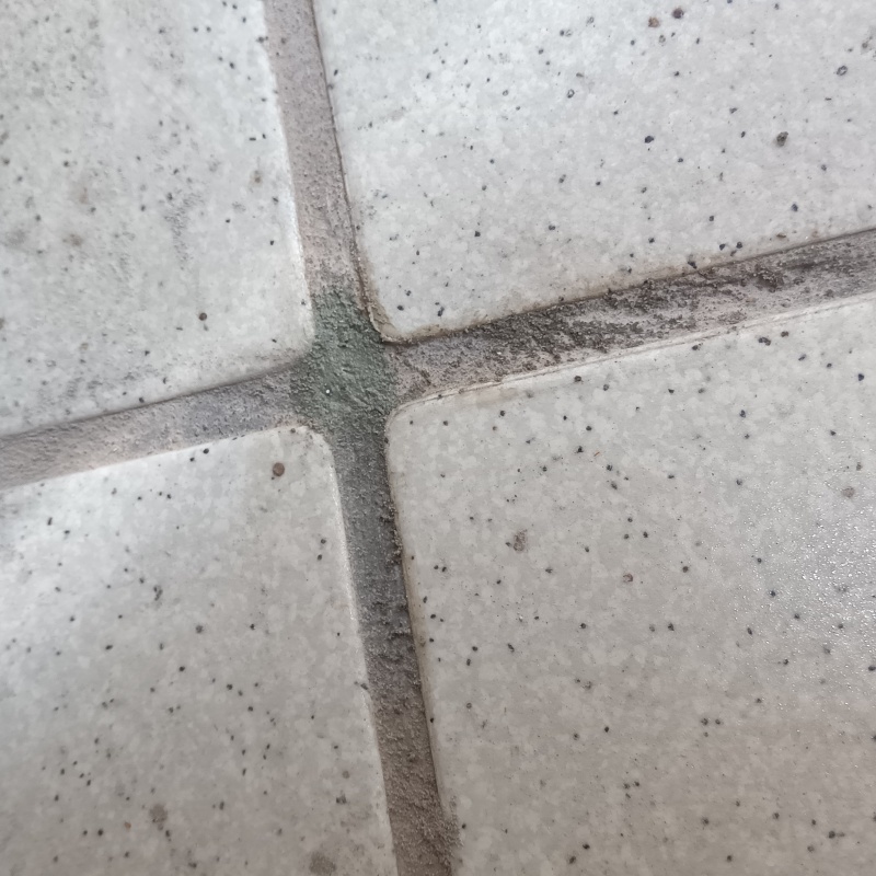 開けた穴をパテで補修