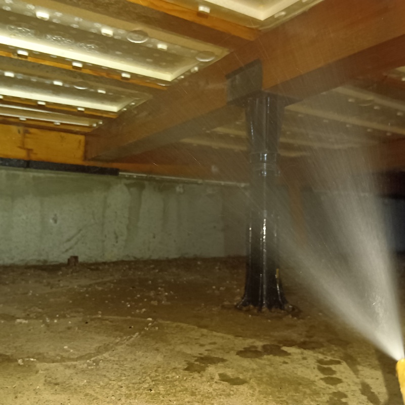 床下木材・断熱材にシロアリ駆除剤を散布