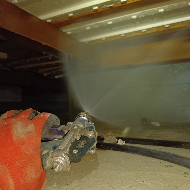 基礎にシロアリ駆除剤を散布