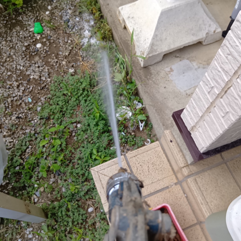 建物外周の土壌にシロアリ駆除剤を散布