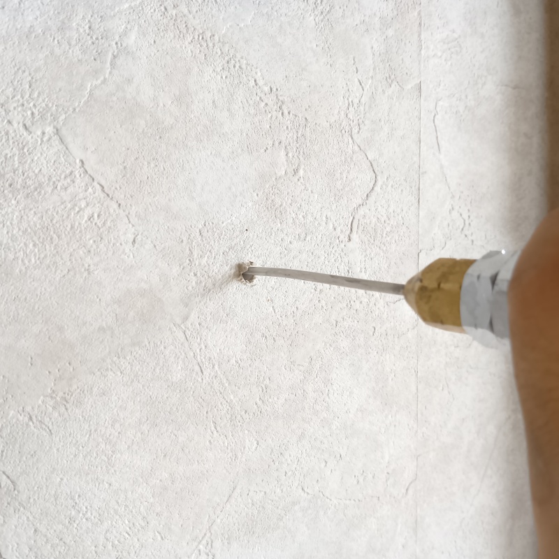 壁材に穴を開けてシロアリ駆除剤を注入