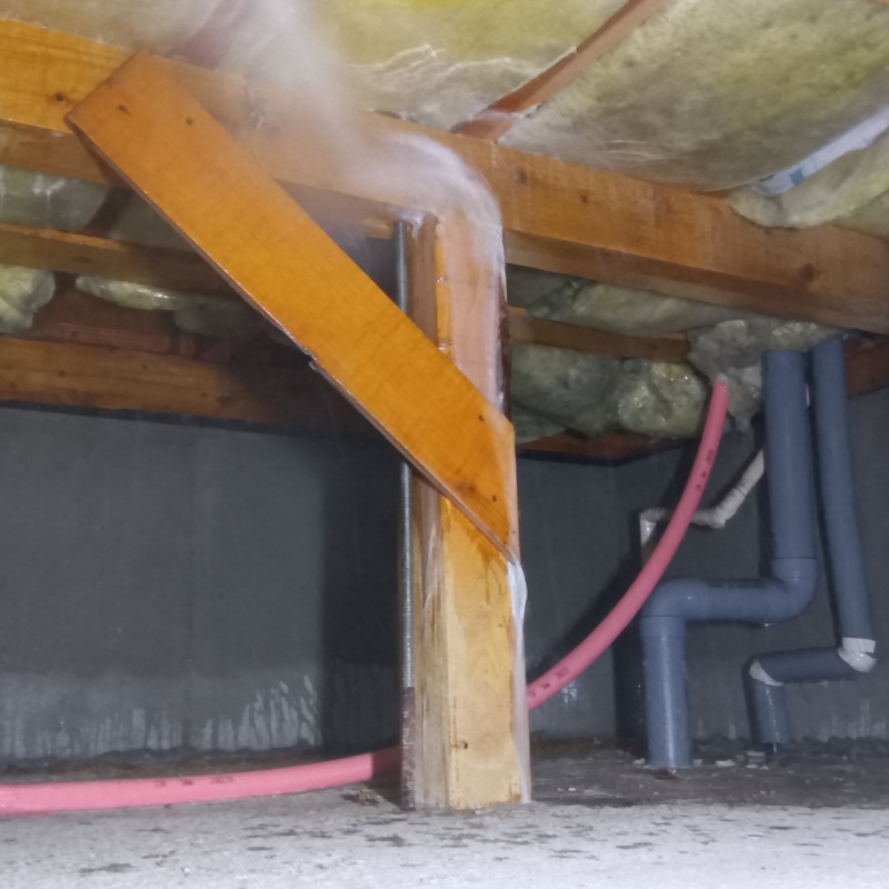 床下断熱材に防蟻剤を吹き付ける様子