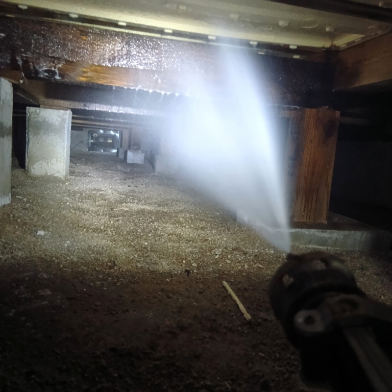 床下木材にシロアリ駆除剤を散布