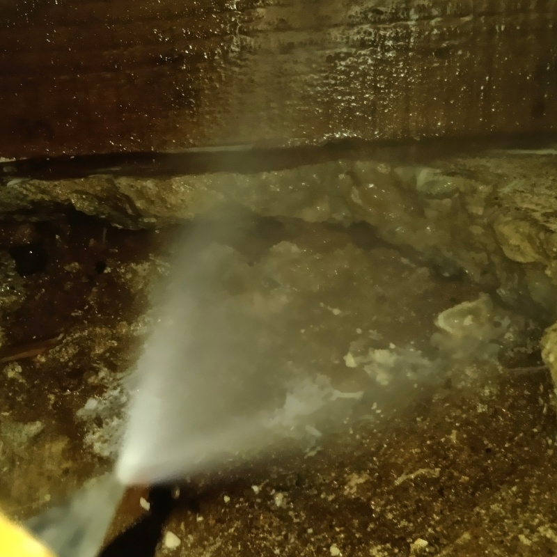 基礎にシロアリ駆除剤を散布