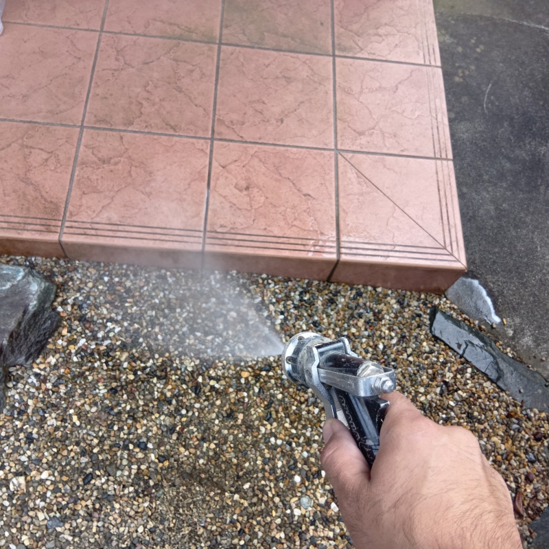 建物外周の土壌にシロアリ駆除剤を散布