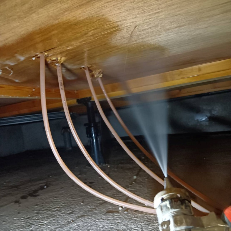 床下木材に防蟻剤を散布