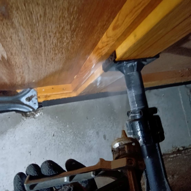 床下木材に防蟻剤を吹き付ける様子