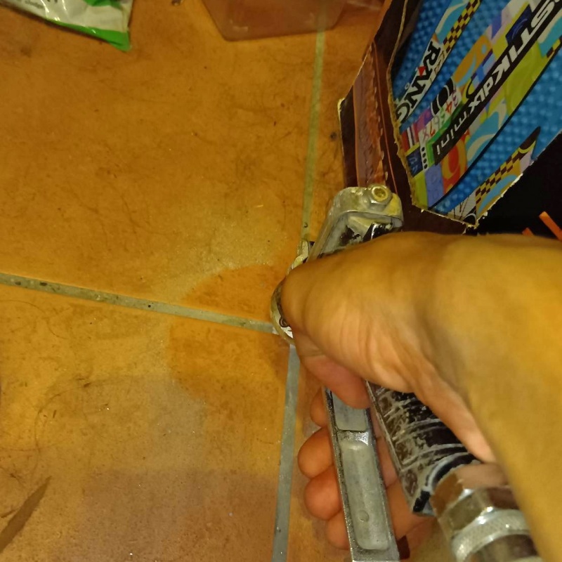 玄関床のタイルの目地から防蟻剤を注入