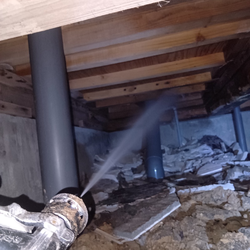 床下木材にシロアリ駆除剤を散布