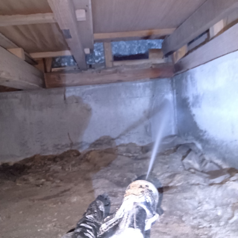 基礎にシロアリ駆除剤を散布