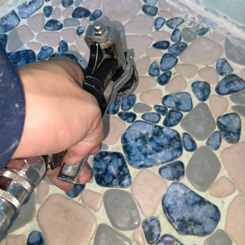 トイレ床の目地からシロアリ駆除剤を注入