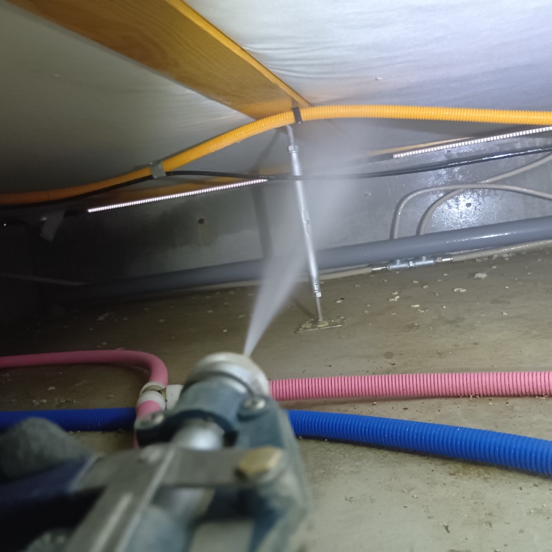 床下木材に防蟻剤を散布