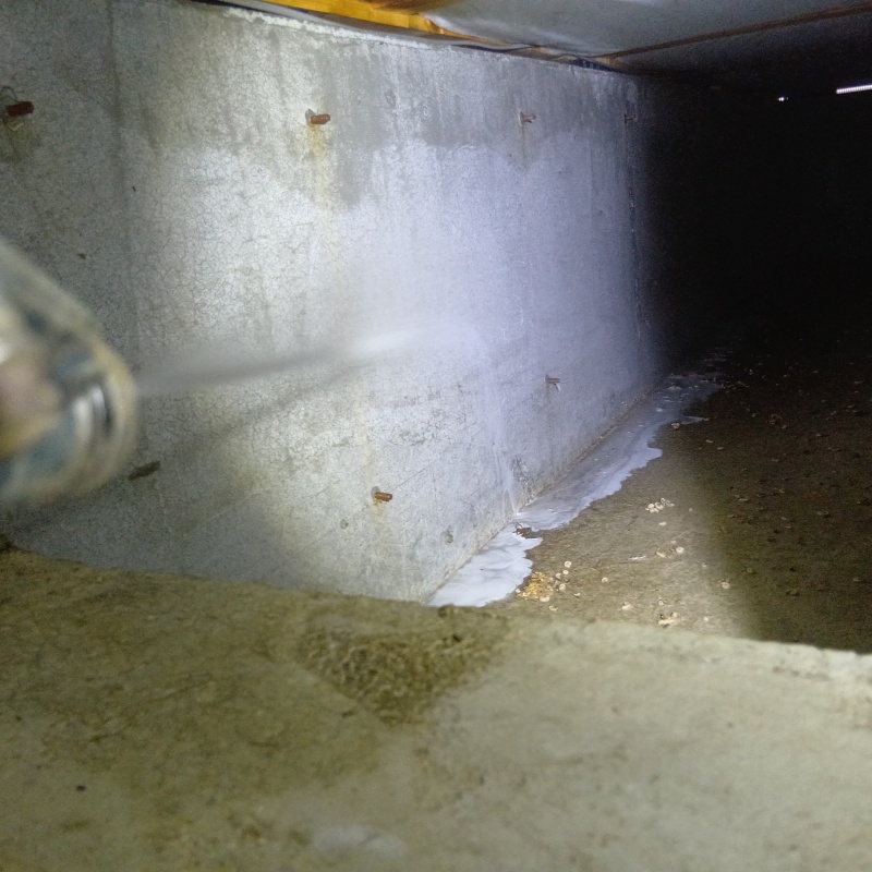 地面・基礎に防蟻剤を散布