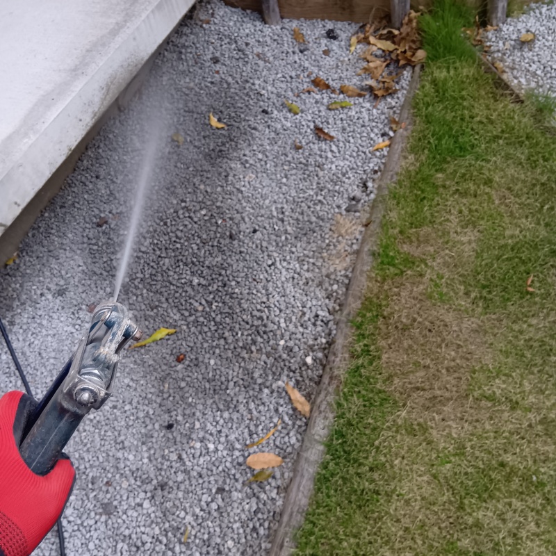 建物外周の土壌に防蟻剤を散布