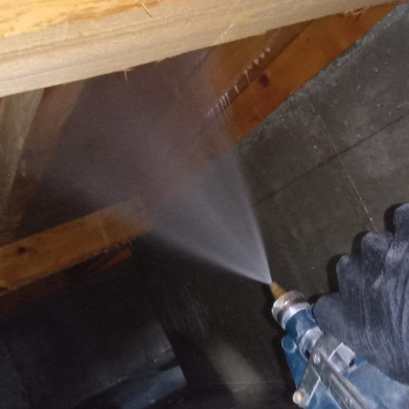 床下木材に防蟻剤を散布