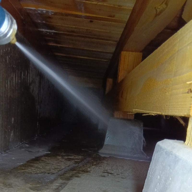 束石まわりに防蟻剤を散布