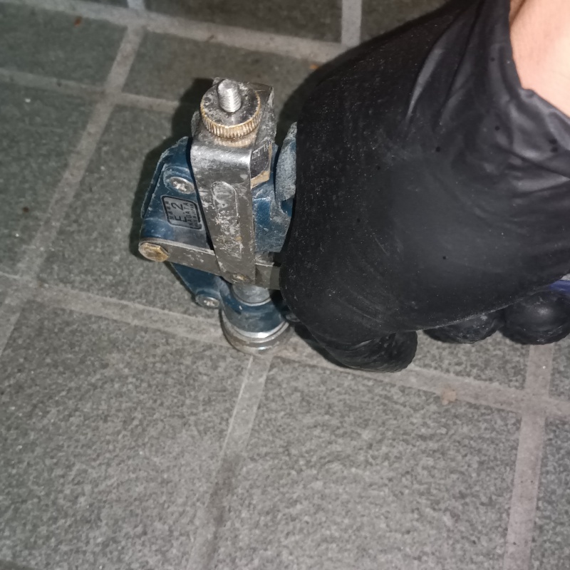 玄関床の目地に穴を開けて防蟻剤を注入