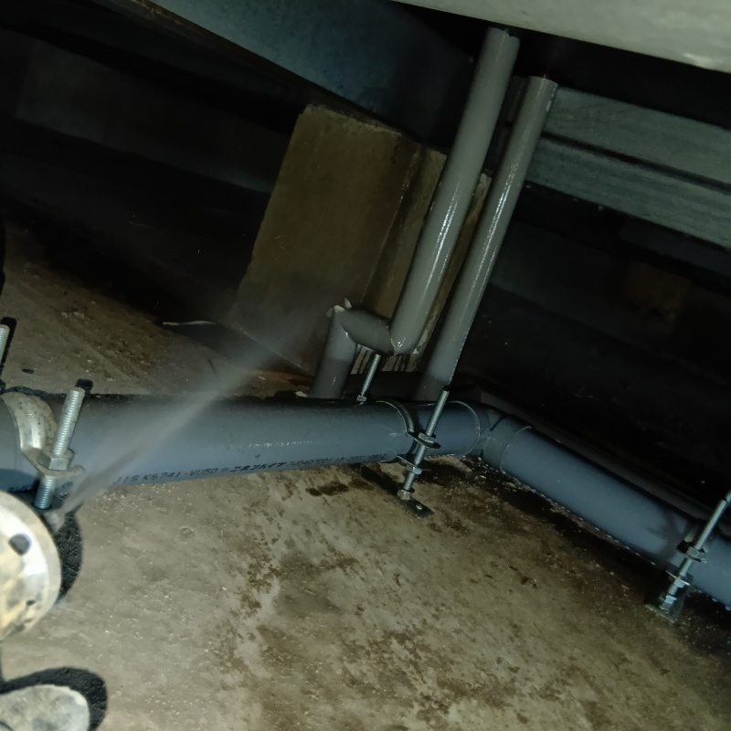 地面に防蟻剤を散布する様子