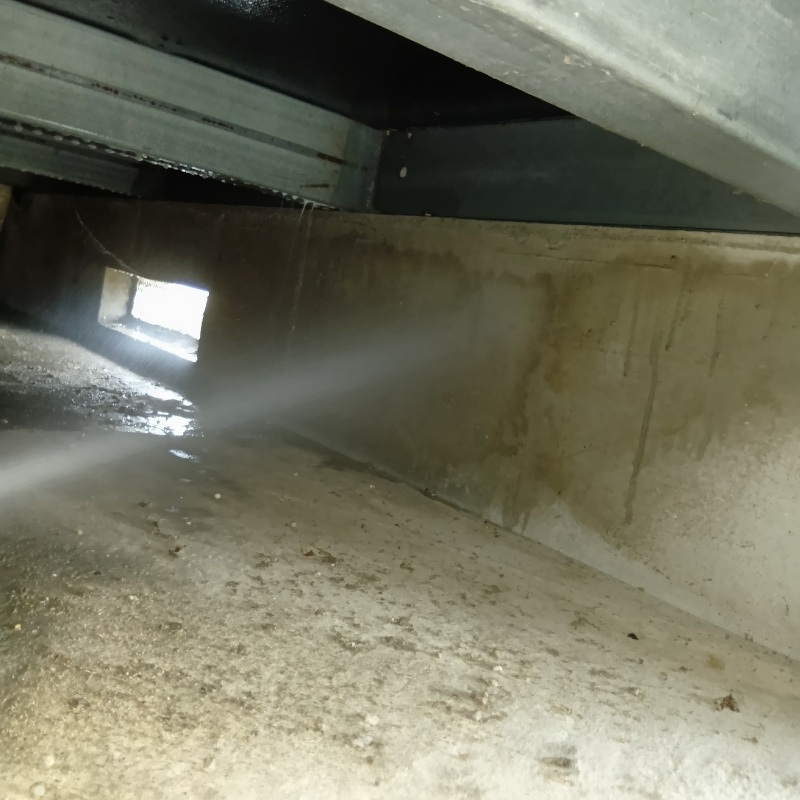 基礎に防蟻剤を吹き付けている様子