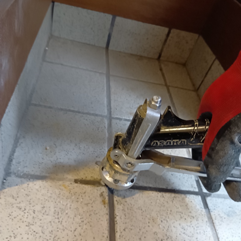 玄関床のタイルの目地から防蟻剤を注入