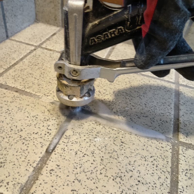 玄関床の目地に穴を開けて防蟻剤を注入