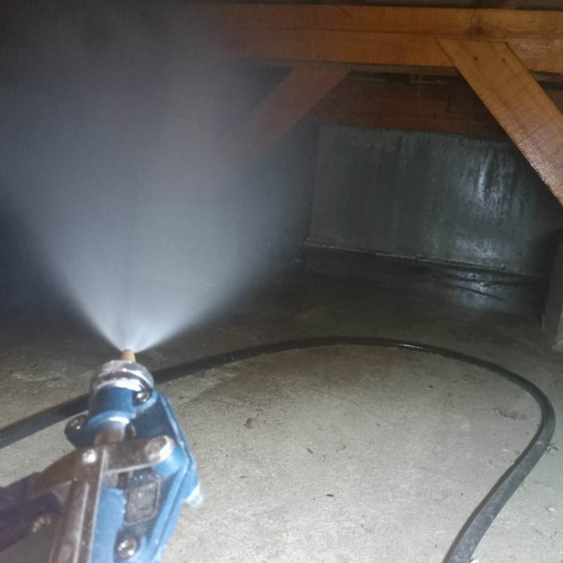 床下木材にシロアリ駆除剤を散布