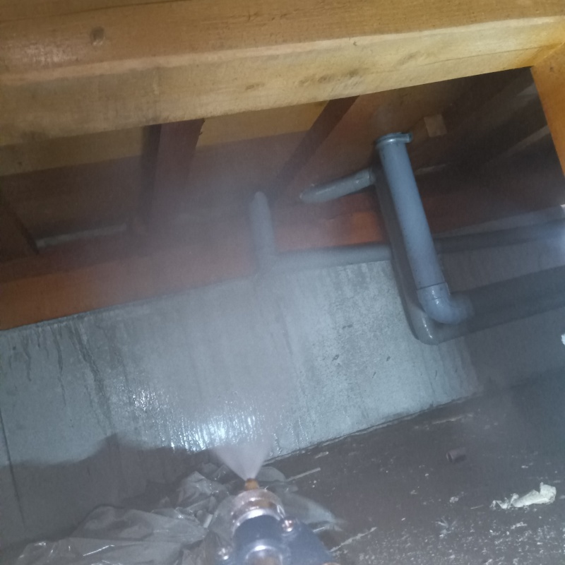 基礎にシロアリ駆除剤を散布