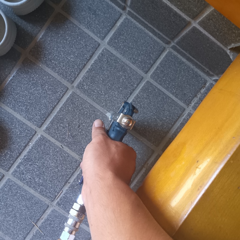 玄関床のタイルの目地からシロアリ駆除剤を注入