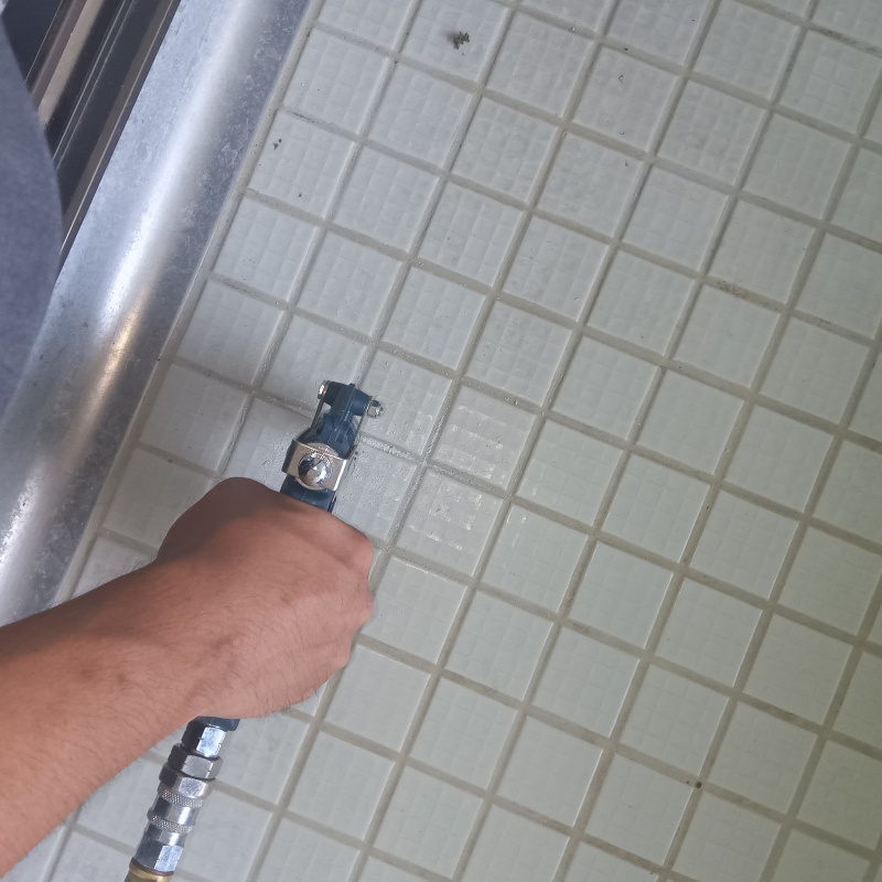 玄関先の目地からシロアリ駆除剤を注入