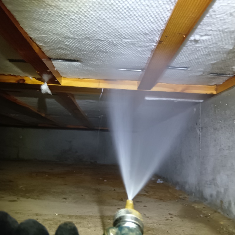 床下木材に防蟻剤を散布