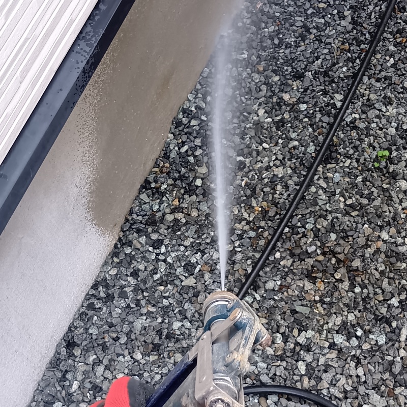 建物外周の土壌に防蟻剤を散布