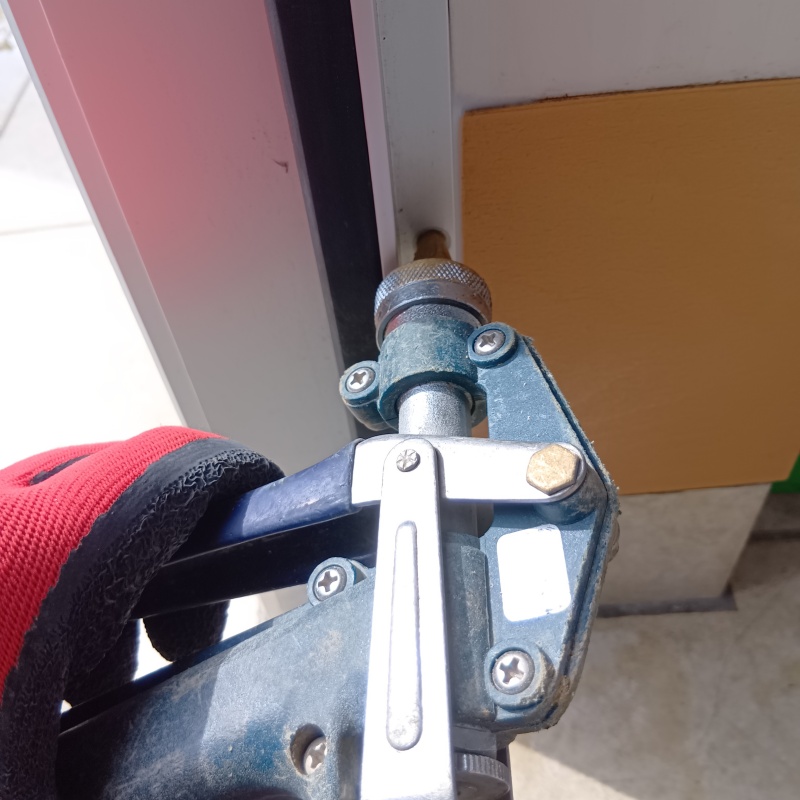 壁材に穴を開けて防蟻剤を注入