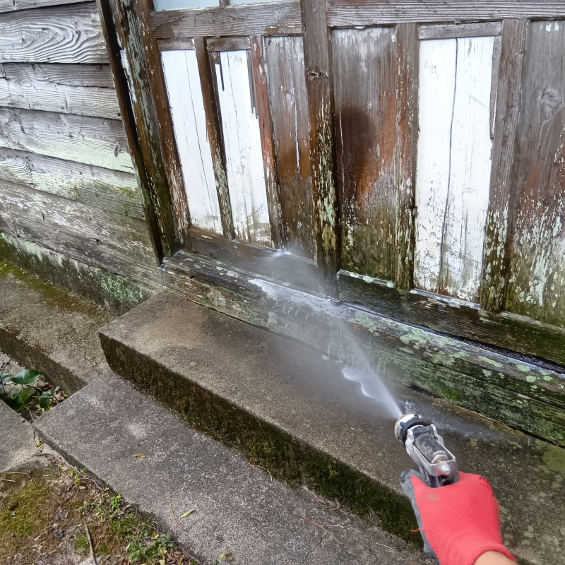 基礎まわりにシロアリ駆除剤を散布