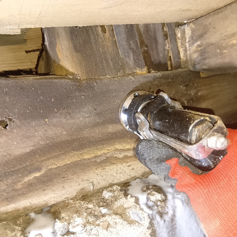 床下木材に穴を開けてシロアリ駆除剤を注入