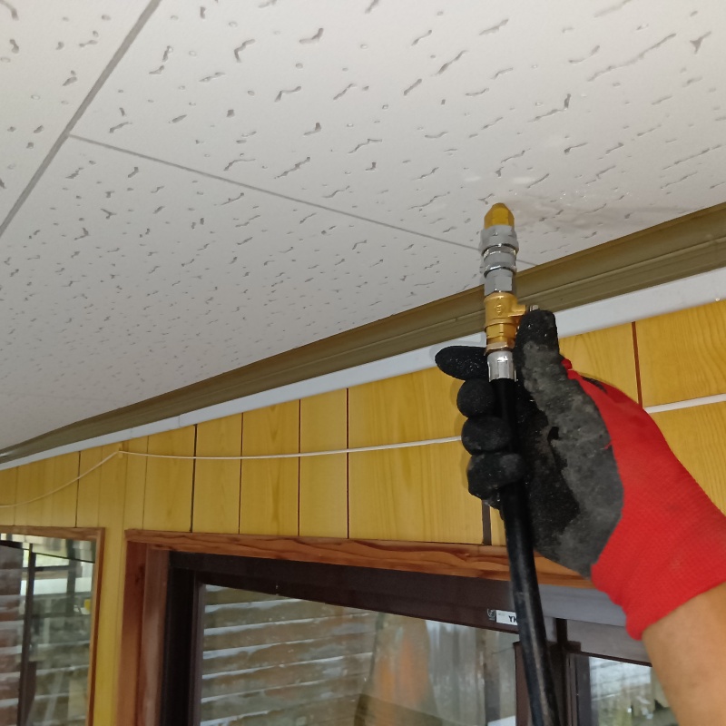 天井に穴を開けてシロアリ駆除剤を注入