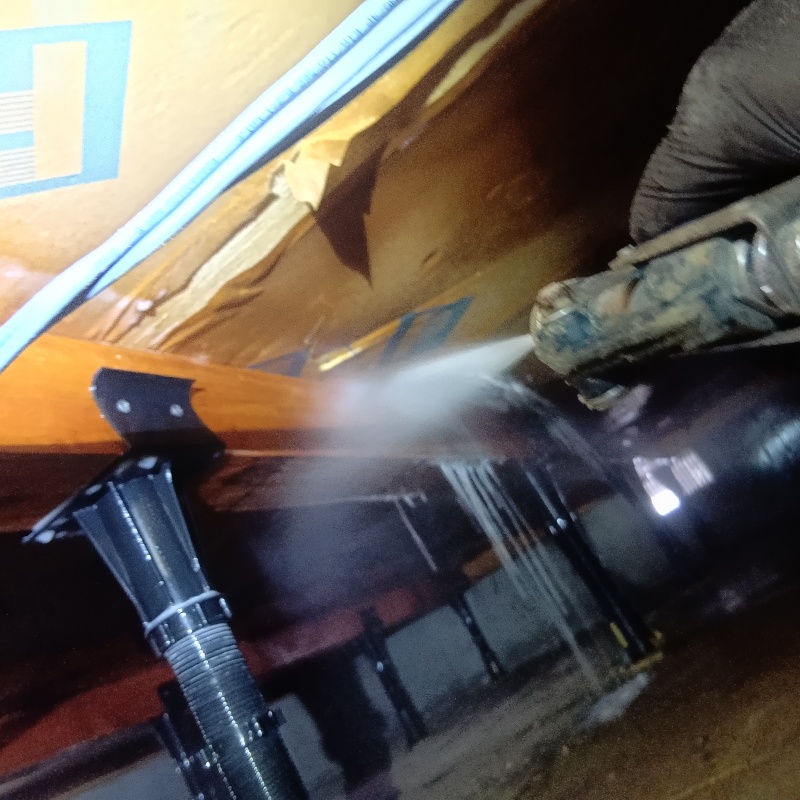 床下木材に防蟻剤を散布