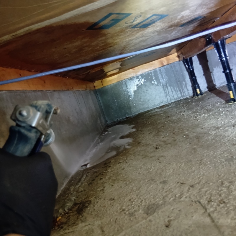 地面に防蟻剤を散布