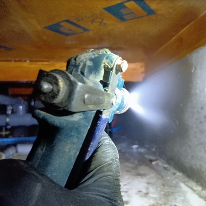 基礎に防蟻剤を散布