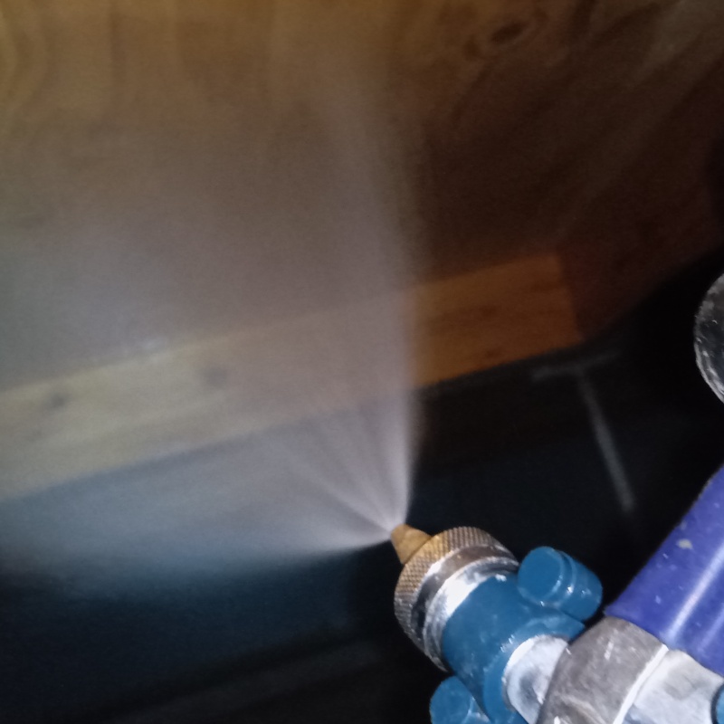 床下木材に防蟻剤を散布