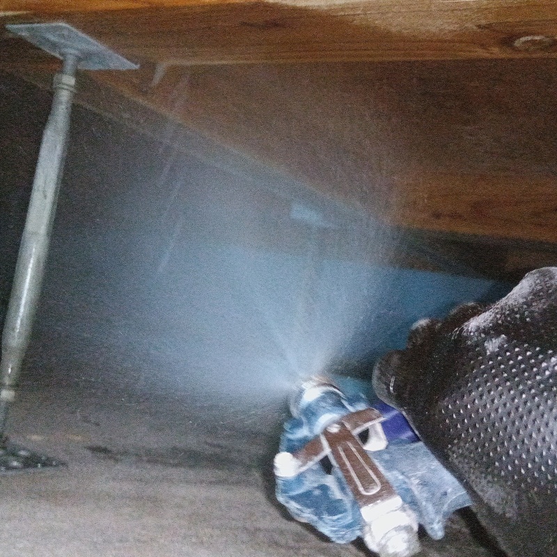 床下木材に防蟻剤を散布