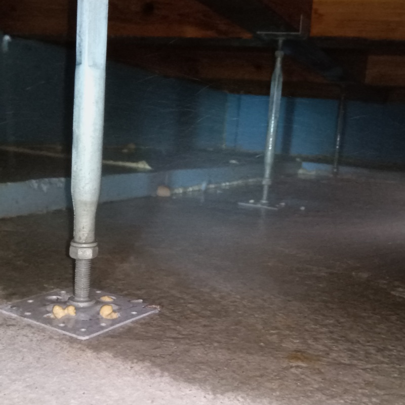 基礎に防蟻剤を散布