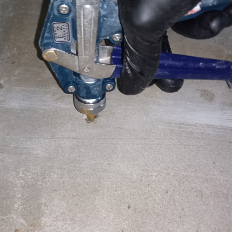 玄関先のコンクリートに穴を開けて防蟻剤を注入