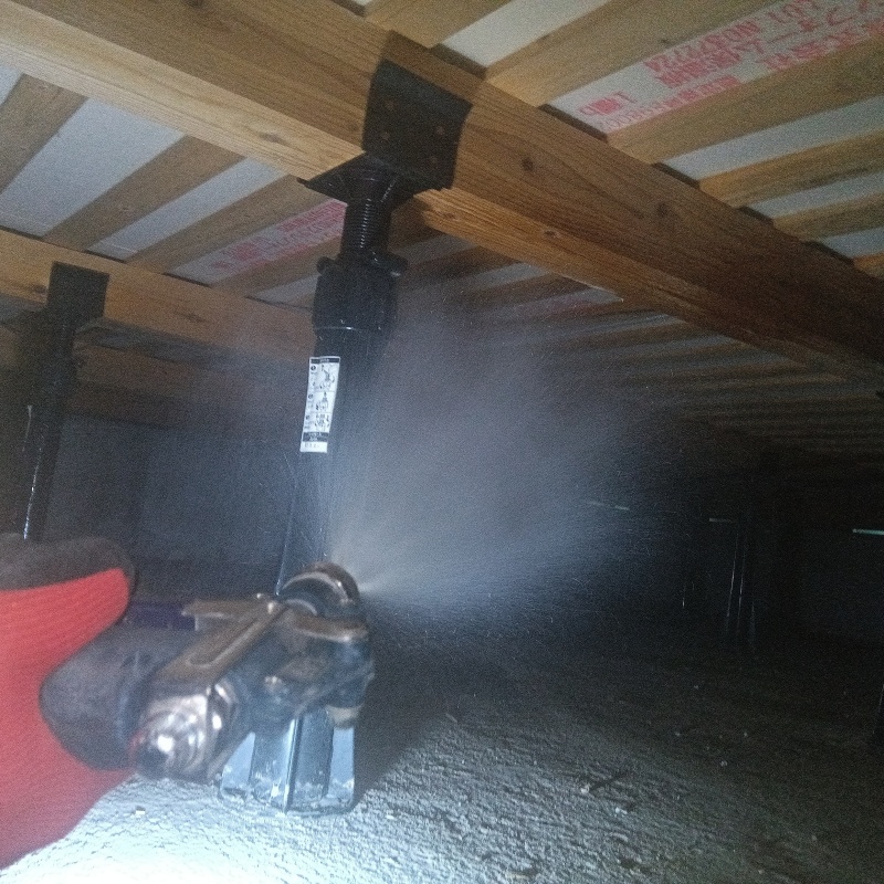 床下木材・断熱材にシロアリ駆除剤を散布