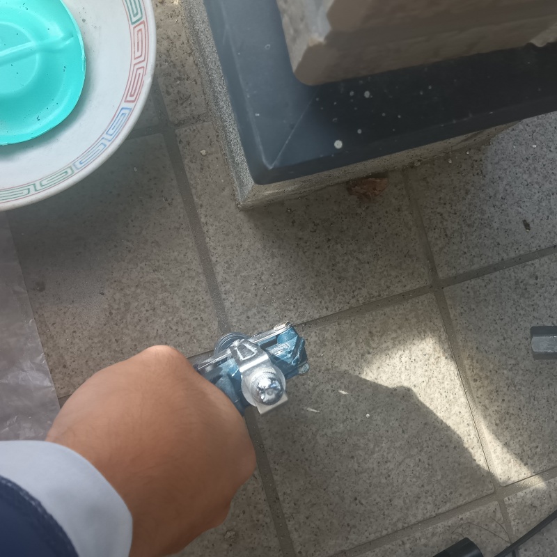 玄関床の目地に穴を開けてシロアリ駆除剤を注入