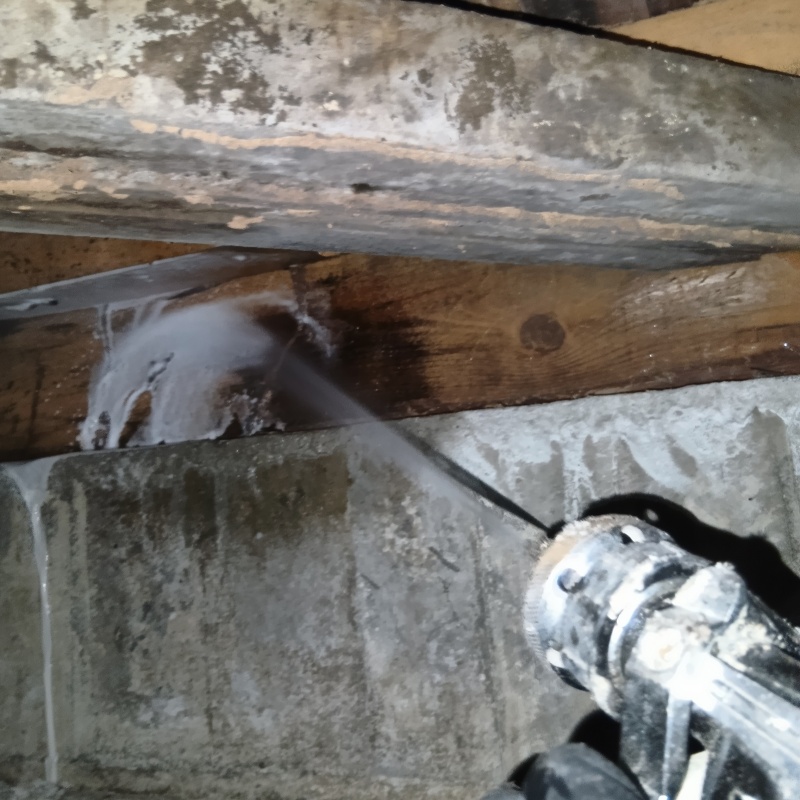 基礎にシロアリ駆除剤を散布