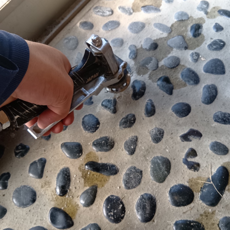 玄関床に穴を開けてシロアリ駆除剤を注入